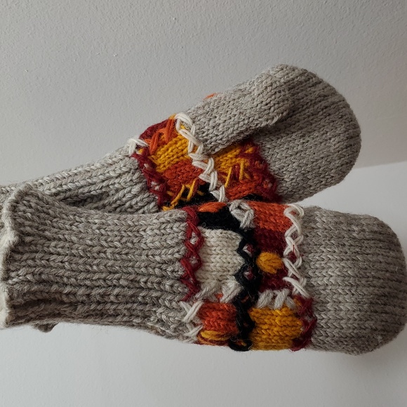 NWOT Alma Handmade Lined Wool Mittens